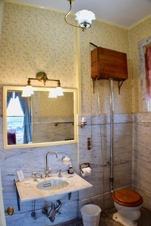 The Hancock House Bed & Breakfast Inn Dubuque Extérieur photo