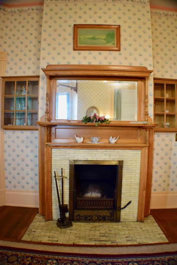 The Hancock House Bed & Breakfast Inn Dubuque Extérieur photo