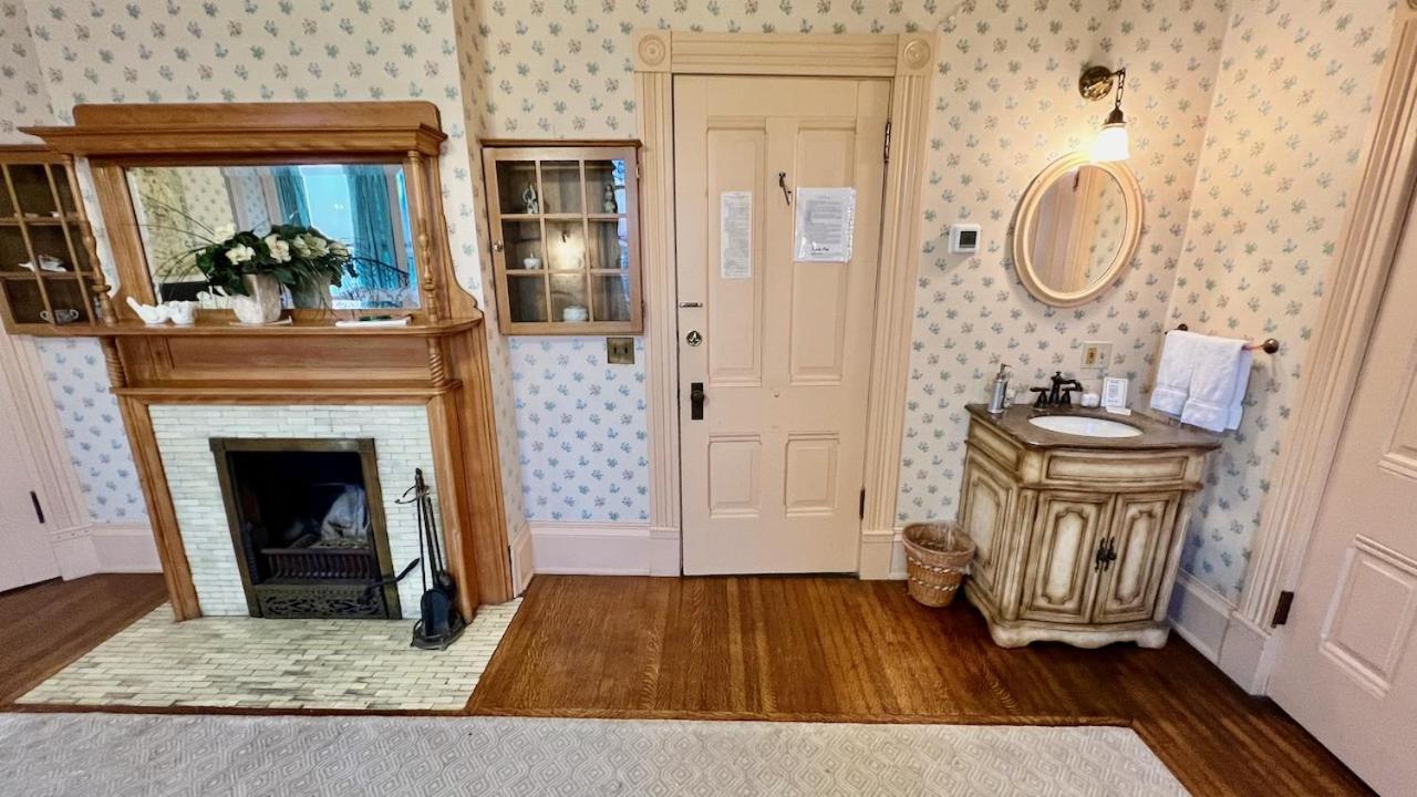 The Hancock House Bed & Breakfast Inn Dubuque Extérieur photo