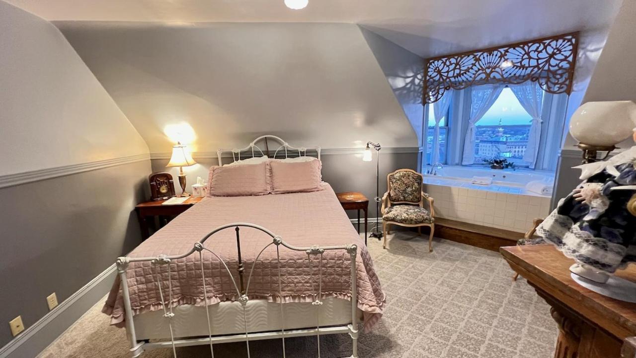 The Hancock House Bed & Breakfast Inn Dubuque Extérieur photo