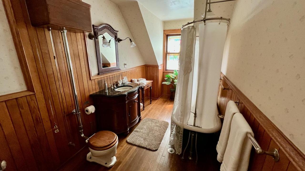 The Hancock House Bed & Breakfast Inn Dubuque Extérieur photo